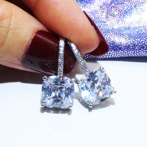 Jewelry - 18K White Gold Cushion Diamond Drop Earrings B9